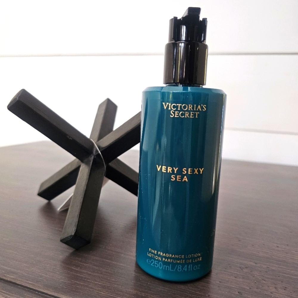 Victoria's Secret Very Sexy Sea Body Lotion - Blue